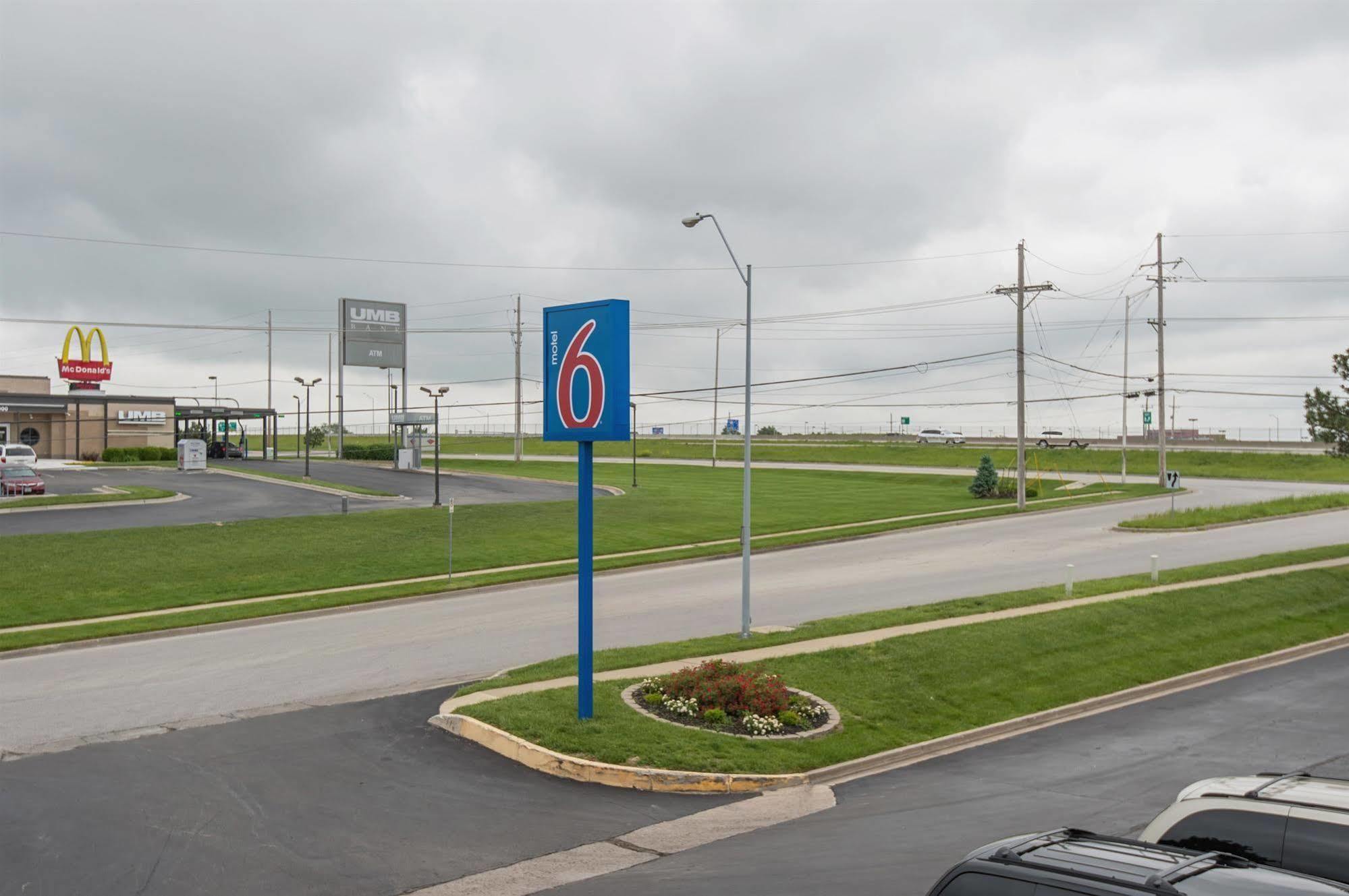 Motel 6 Kansas City, Mo - Airport Exterior foto