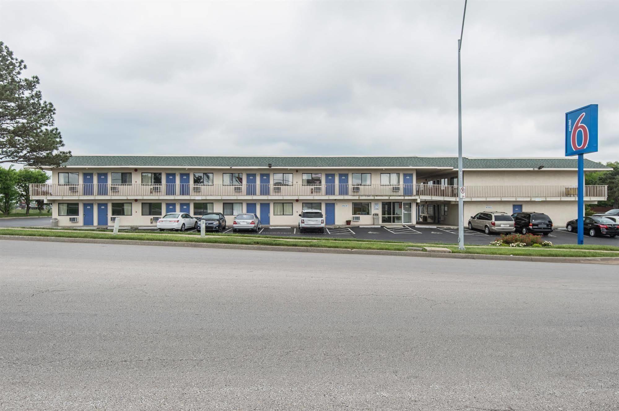 Motel 6 Kansas City, Mo - Airport Exterior foto